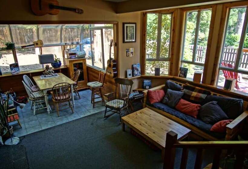 فندق صغير Up The Creek Backpacker's Lodge