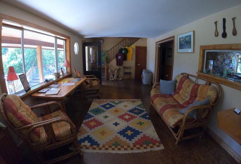فندق صغير Up The Creek Backpacker's Lodge