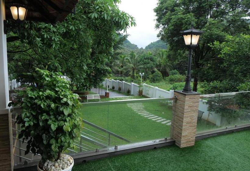 فندق Athirappilly Rainland Resort