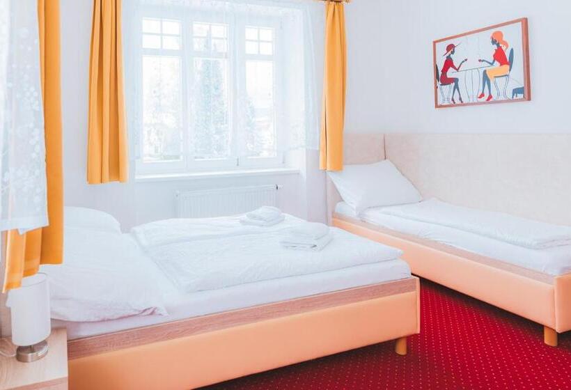 پانسیون Kavárna A Penzion Reichl