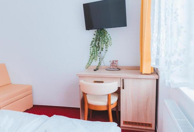 پانسیون Kavárna A Penzion Reichl