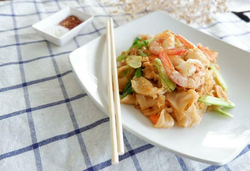 הוסטל Snooze Inn Phuket   Free Shuttle To Bang Rong Pier