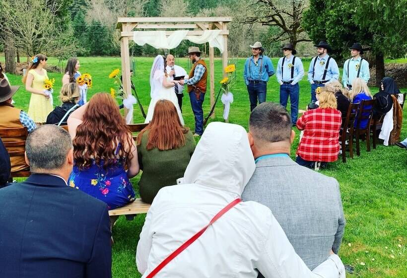 호스텔 Wolf Creek Inn & Tavern