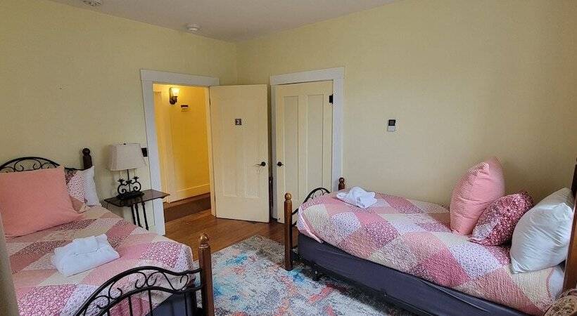 Общежитие Wolf Creek Inn & Tavern