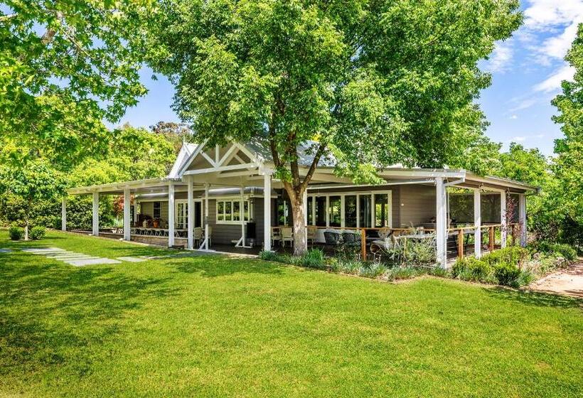 민박 Chanticleer Gardens Barn Cottage With A Pool