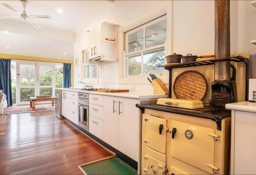 Отель Experience Country Mudgee At Lone Pine Farmhouse
