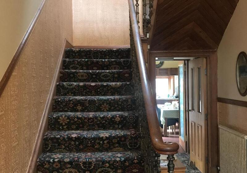 פנסיון Dunclutha Guest House