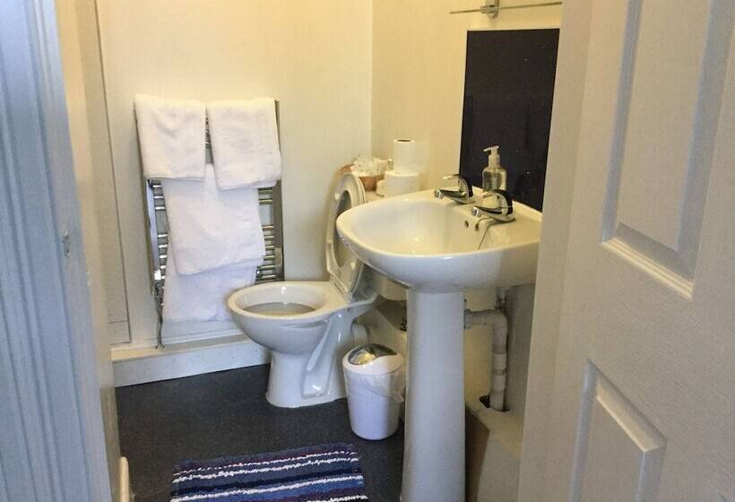 פנסיון Dunclutha Guest House