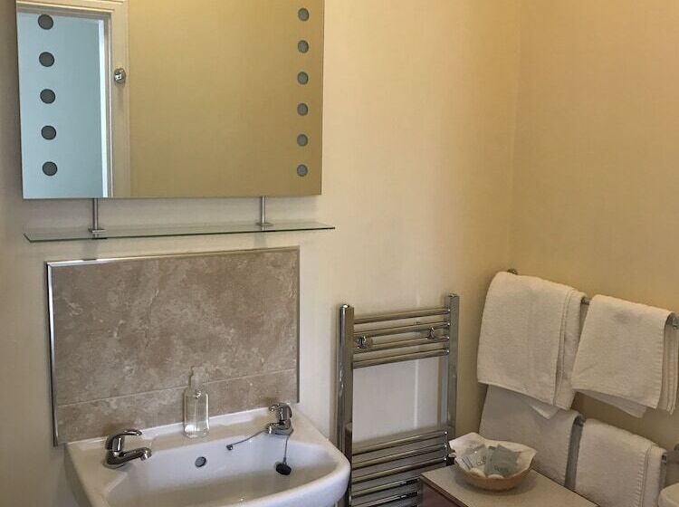 פנסיון Dunclutha Guest House