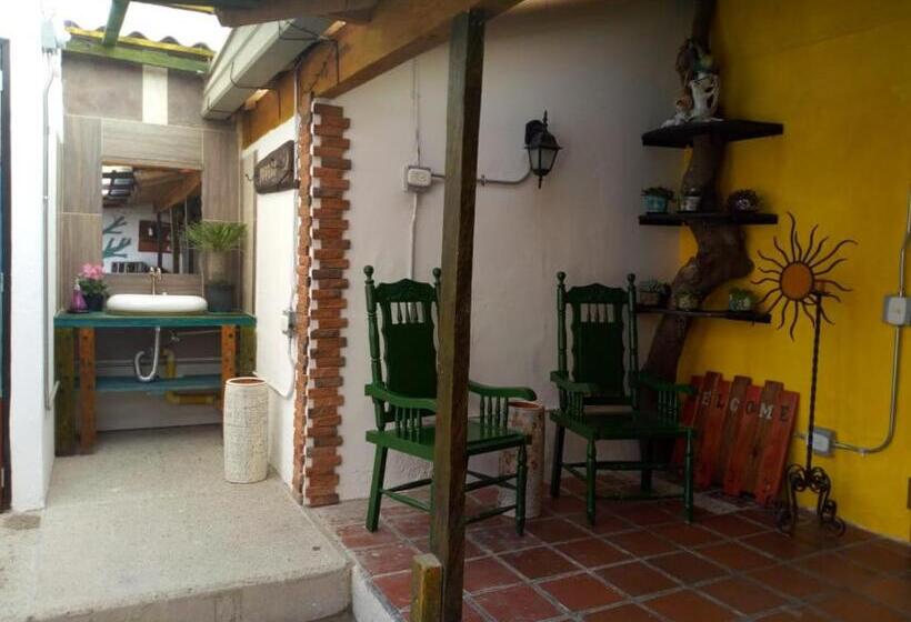פנסיון Hostal Macondo Inn