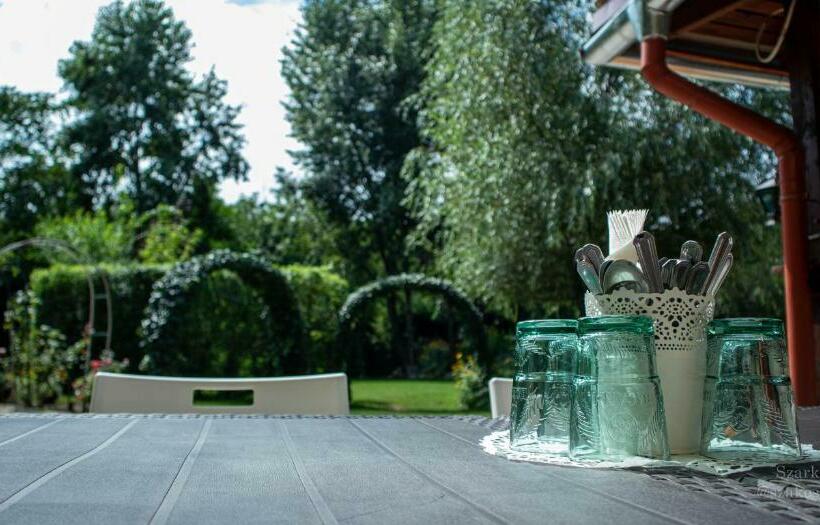 住宿加早餐  Pollushof Panzió és étterem