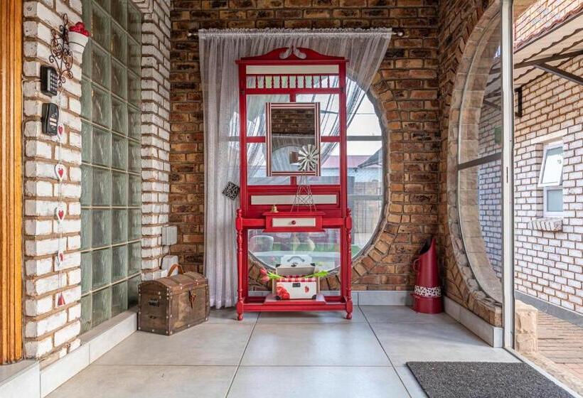 ペンション Oppiplot Guest House & Venue