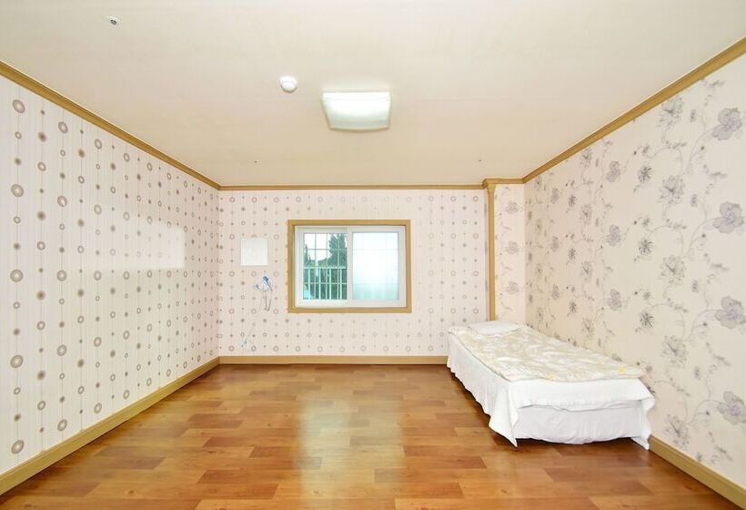 渡假胜地  Sungbochon Youth Hostel   Hostel