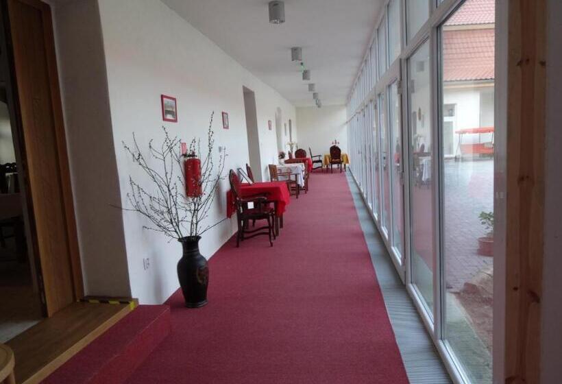 בית מלון כפרי Kaštieľ Biela Dáma A čierny Rytier