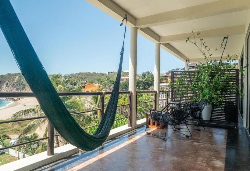 Manta Raya Hotel   Right On The Beach