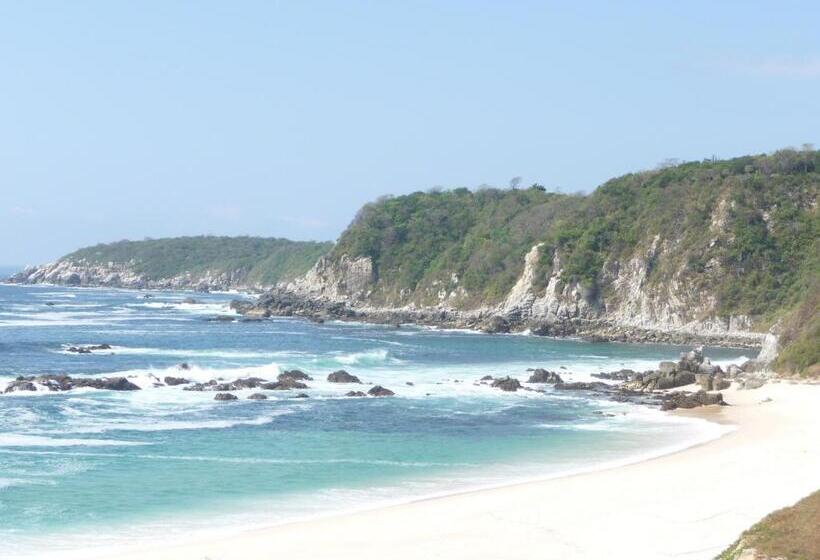 Manta Raya Hotel   Right On The Beach