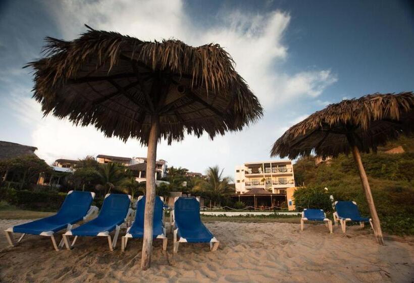 Manta Raya Hotel   Right On The Beach