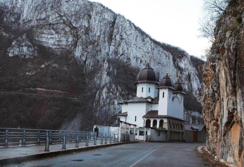 پانسیون Casa Lucian