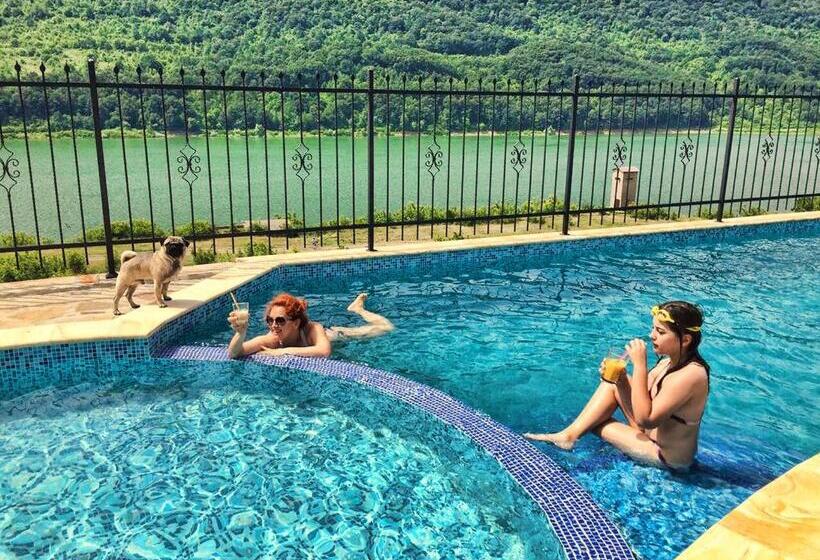 پانسیون Eco House Kitana
