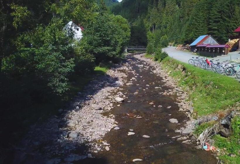 ユースホステル Berloga Sinevir