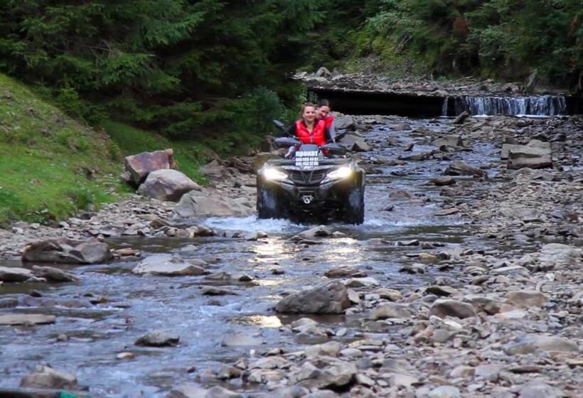 ユースホステル Berloga Sinevir