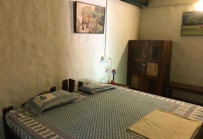 בית מלון כפרי Kamp Kamouflage Kanha