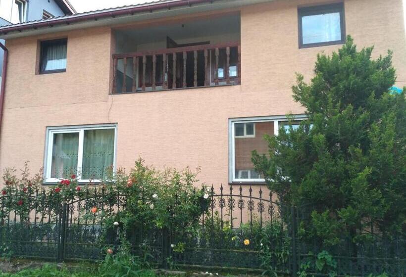 بنسيون Guest House Mandrivnyi Rooms&apartments