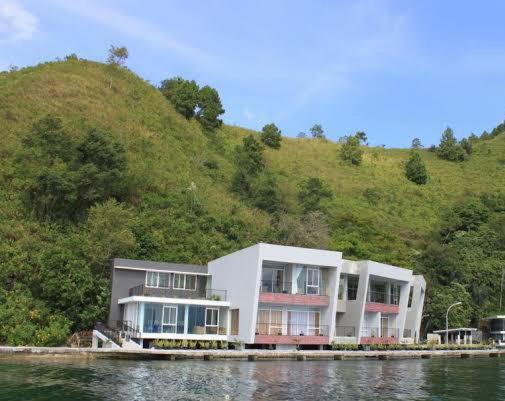 استراحتگاه Tiara Bunga Hotel & Villa