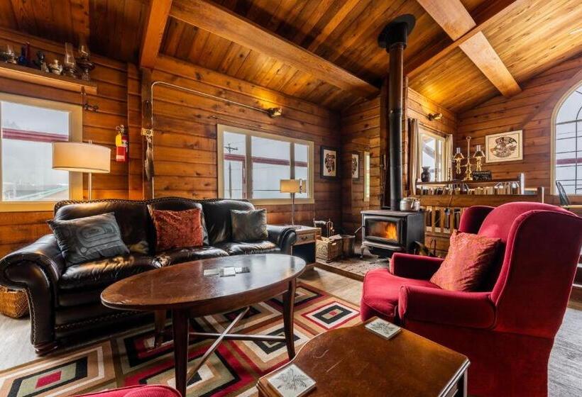 צימר Alert Bay Lodge