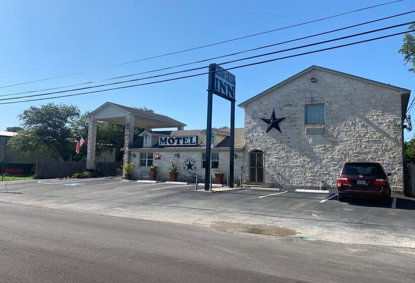 모텔 Cedar Creek Inn