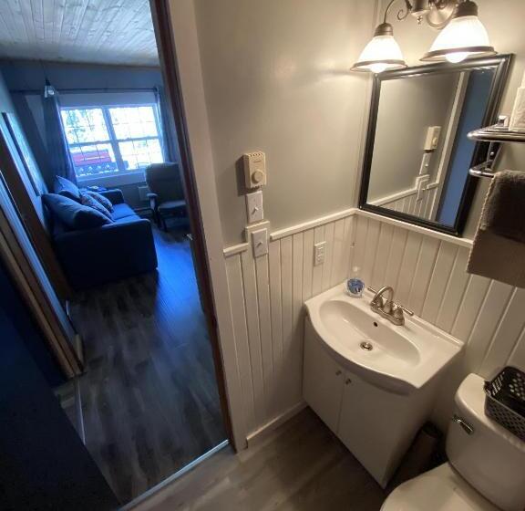 The Pines Motel And Cottages