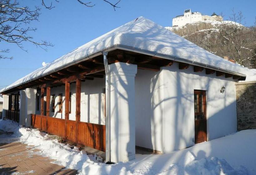 Пансион Vár Kert Vendégház