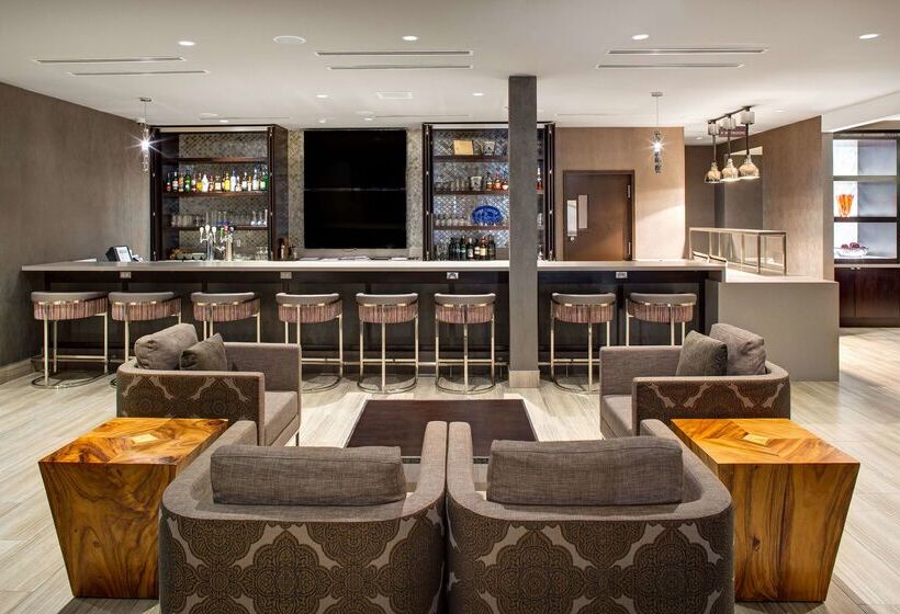 هتل Doubletree By Hilton Halifax Dartmouth