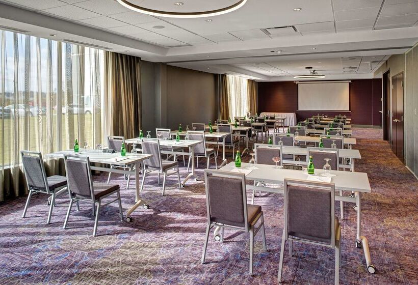 هتل Doubletree By Hilton Halifax Dartmouth