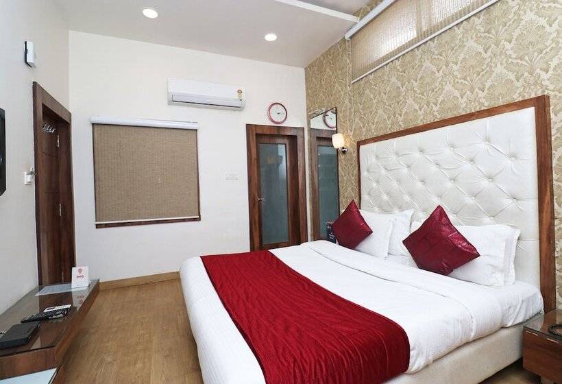 ホテル Pandav By Oyo Rooms