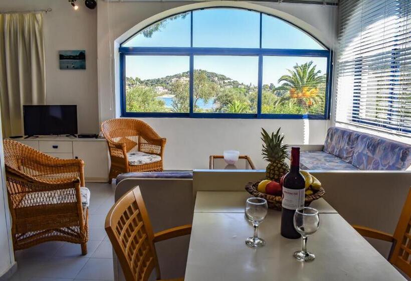 استراحتگاه Govino Bay
