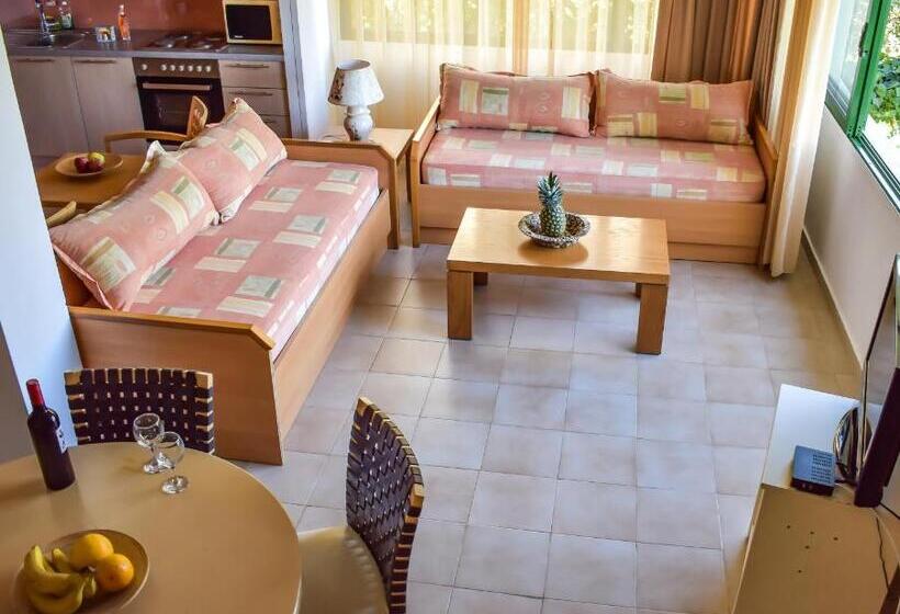 استراحتگاه Govino Bay