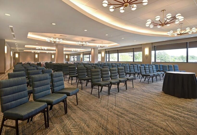 هتل Four Points By Sheraton Boston Newton