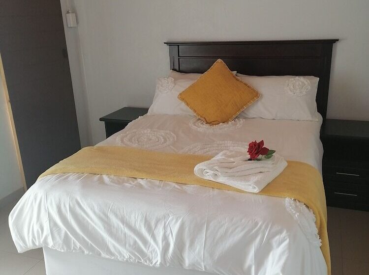 펜션 Rose And Thorn Guesthouse   Adults Only
