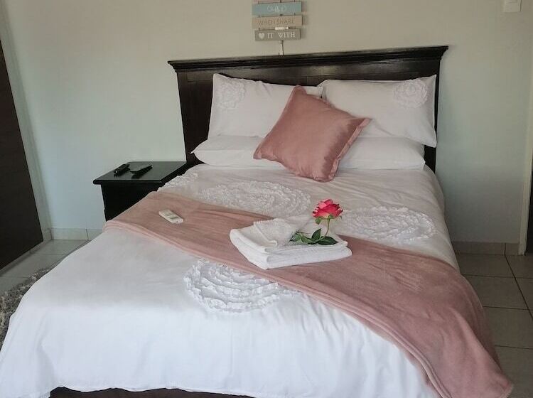 펜션 Rose And Thorn Guesthouse   Adults Only
