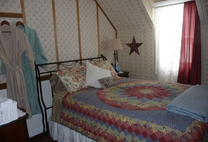 The Twin Lakes Inn