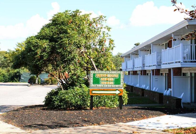 هتل Cape Cod Irish Village   The Emerald Resort