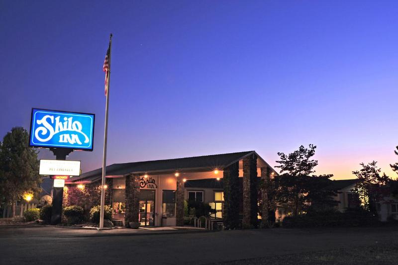 Отель Red Lion Inn & Suites Grants Pass