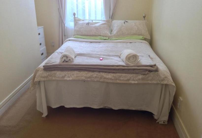 هاستل Honeysuckle House