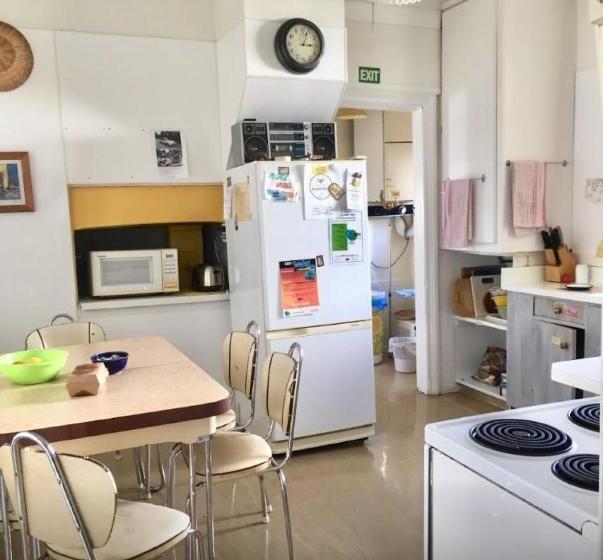 هاستل Honeysuckle House