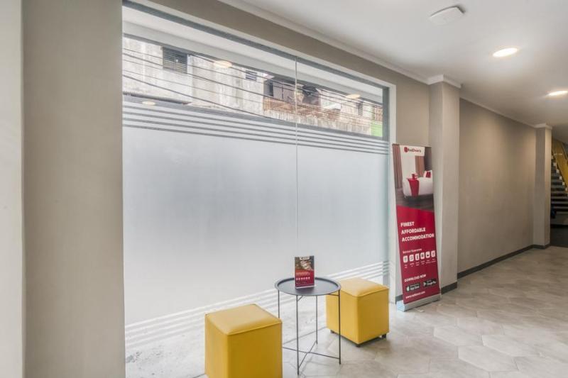 Отель Reddoorz Plus @ Cideng Timur