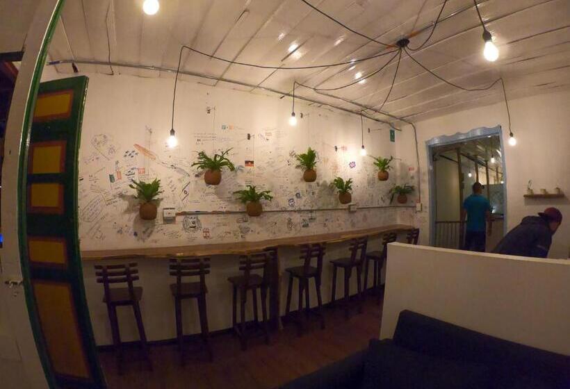بنسيون The Corner House Hostel