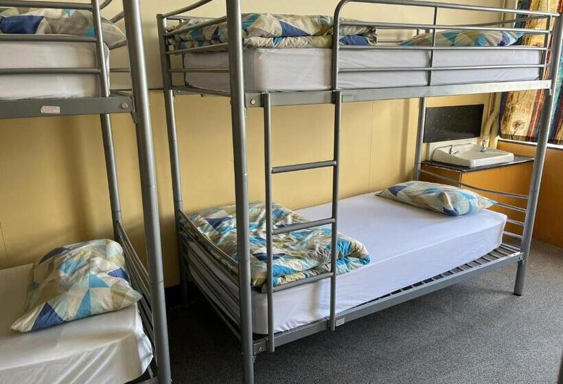 هاستل Chalet Backpackers