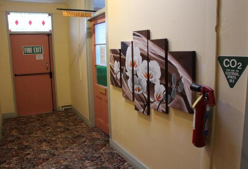 هاستل Chalet Backpackers