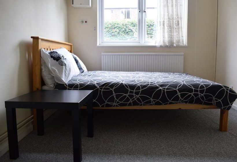 Spacious 2 Bedroom House In Bow